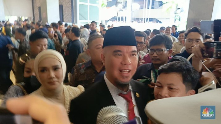 Pasangan Artis Ahmad Dhani dan Mulan Jameela usai menghadiri Sidang Pengucapan Sumpah Janji Anggota DPR/DPD/MPR 2024-2029 pada Selasa (1/10/2024). (Tangkapan Layar Youtube DPR RI)