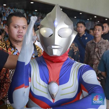Bikin Heboh! Ultraman Hadiri Pelantikan DPR RI, Ini Dia Sosoknya