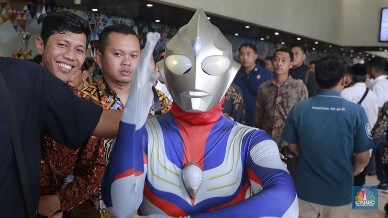 Pelantikan Anggota Dewan Perwakilan Rakyat (DPR) yang dilangsungkan pada hari ini, Selasa (1/9/2024) diwarnai dengan kejutan. Salah satunya gedung DPR/MPR didatangi oleh Ultraman. (CNBC Indonesia/Muhammad Sabki)