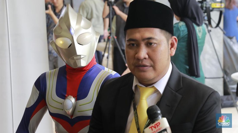 Pelantikan Anggota Dewan Perwakilan Rakyat (DPR) yang dilangsungkan pada hari ini, Selasa (1/9/2024) diwarnai dengan kejutan. Salah satunya gedung DPR/MPR didatangi oleh Ultraman. (CNBC Indonesia/Muhammad Sabki)