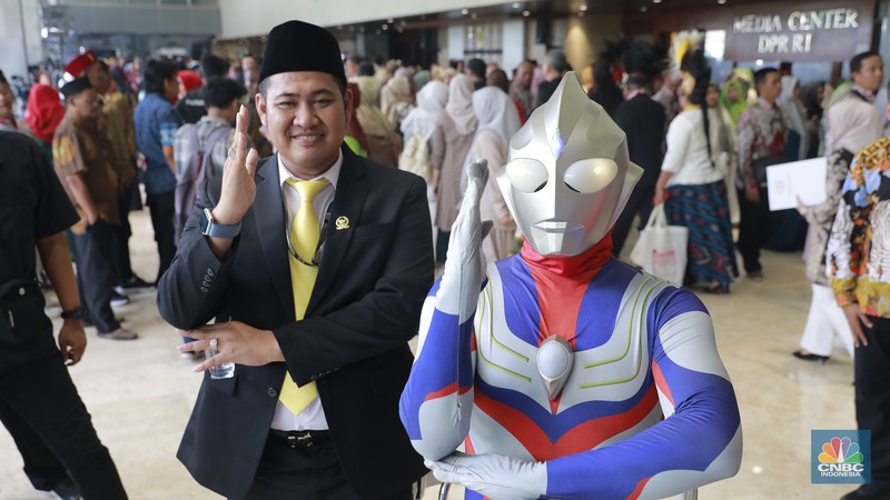 Artis Komeng saat menghadiri Sidang Pengucapan Sumpah Janji Anggota DPR/DPD/MPR 2024-2029 pada Selasa (1/10/2024). (CNBC Indonesia/Pool) Artis Komeng saat menghadiri Sidang Pengucapan Sumpah Janji Anggota DPR/DPD/MPR 2024-2029 pada Selasa (1/10/2024). (CNBC Indonesia/Pool)