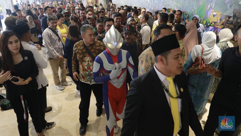 Pelantikan Anggota Dewan Perwakilan Rakyat (DPR) yang dilangsungkan pada hari ini, Selasa (1/9/2024) diwarnai dengan kejutan. Salah satunya gedung DPR/MPR didatangi oleh Ultraman. (CNBC Indonesia/Muhammad Sabki)