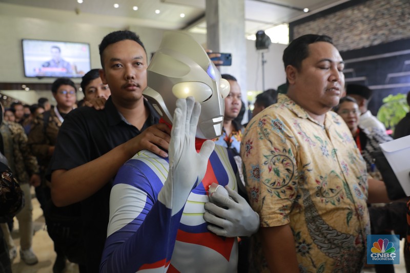 Pelantikan Anggota Dewan Perwakilan Rakyat (DPR) yang dilangsungkan pada hari ini, Selasa (1/9/2024) diwarnai dengan kejutan. Salah satunya gedung DPR/MPR didatangi oleh Ultraman. Pelantikan Anggota Dewan Perwakilan Rakyat (DPR) yang dilangsungkan pada hari ini, Selasa (1/9/2024) diwarnai dengan kejutan. Salah satunya gedung DPR/MPR didatangi oleh Ultraman. (CNBC Indonesia/Muhammad Sabki)