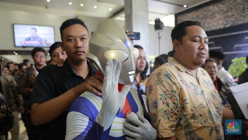 Pelantikan Anggota Dewan Perwakilan Rakyat (DPR) yang dilangsungkan pada hari ini, Selasa (1/9/2024) diwarnai dengan kejutan. Salah satunya gedung DPR/MPR didatangi oleh Ultraman. (CNBC Indonesia/Muhammad Sabki)