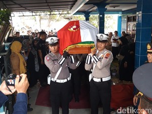 Isak Tangis Iringi Pemakaman Jenazah Ajudan dan Sopir Kapolres Boyolali