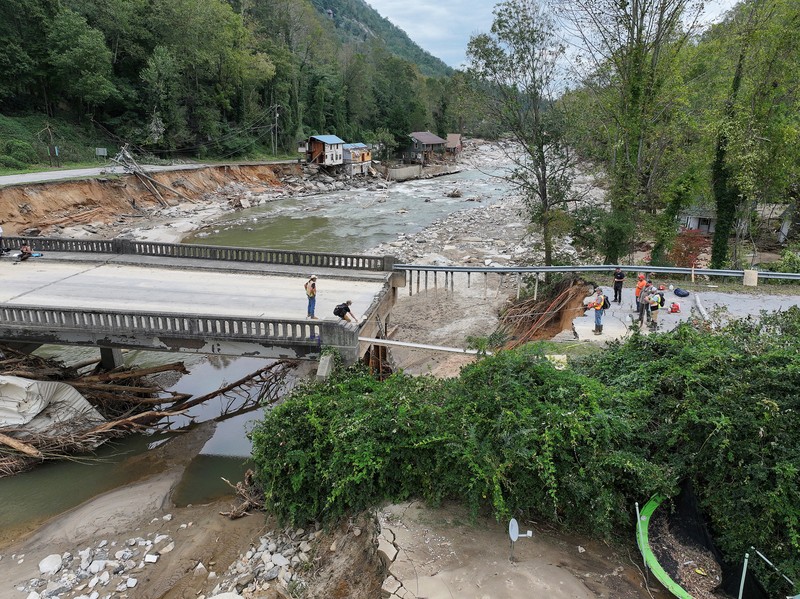 Pemandangan drone menunjukkan kerusakan pada Rute AS 64, menyusul berlalunya Badai Helene, Bat Cave, North Carolina, AS, 30 September 2024. Pemandangan drone menunjukkan kerusakan pada Rute AS 64, menyusul berlalunya Badai Helene, Bat Cave, North Carolina, AS, 30 September 2024. (REUTERS/Marco Bello)