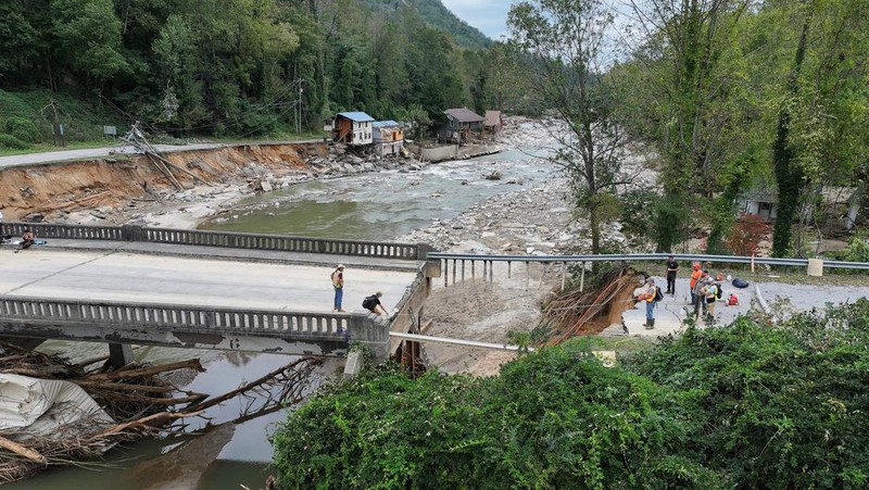 Pemandangan drone menunjukkan kerusakan pada Rute AS 64, menyusul berlalunya Badai Helene, Bat Cave, North Carolina, AS, 30 September 2024. (REUTERS/Marco Bello)