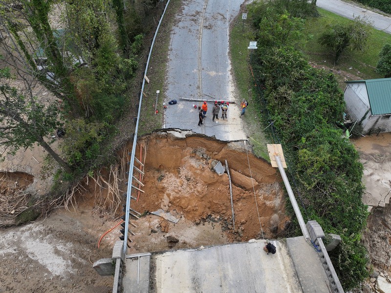 Pemandangan drone menunjukkan kerusakan pada Rute AS 64, menyusul berlalunya Badai Helene, Bat Cave, North Carolina, AS, 30 September 2024. Pemandangan drone menunjukkan kerusakan pada Rute AS 64, menyusul berlalunya Badai Helene, Bat Cave, North Carolina, AS, 30 September 2024. (REUTERS/Marco Bello)