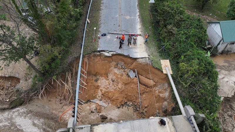 Pemandangan drone menunjukkan kerusakan pada Rute AS 64, menyusul berlalunya Badai Helene, Bat Cave, North Carolina, AS, 30 September 2024. (REUTERS/Marco Bello)