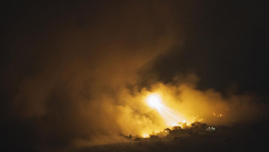 Penembakan Israel menghantam wilayah di Lebanon selatan seperti yang terlihat dari Israel utara, Selasa dini hari, 1 Oktober 2024. (AP Photo/Leo Correa)