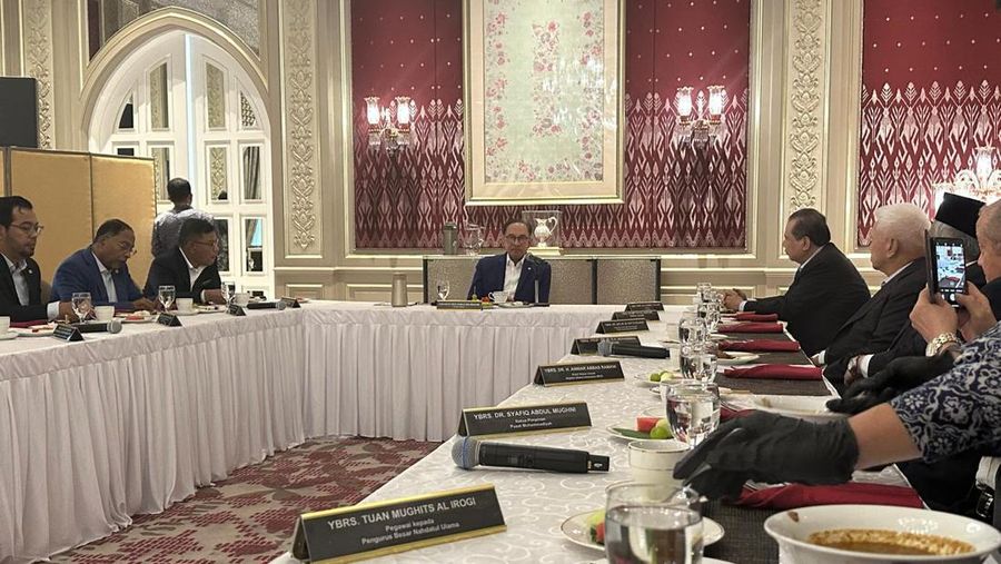 Pertemuan PM Malaysia Anwar Ibrahim dengan Chairman CT Corp Chairul Tanjung beserta petinggi Nahdlatul Ulama dan Muhammadiyah di Malaysia, Selasa (1/10/2024). (Dok. Istimewa)