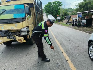 Pelajar di Muara Enim Tewas Usai Motornya Beradu dengan Truk Tronton
