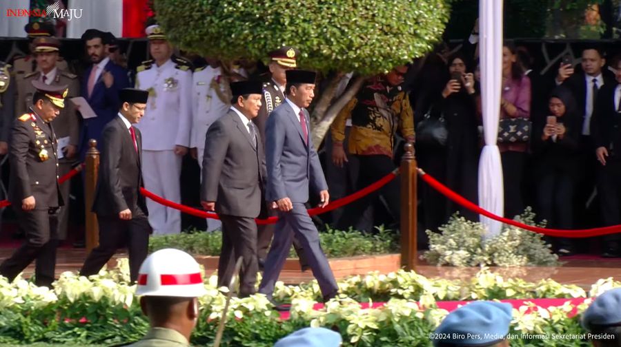 Presiden Joko Widodo dan calon Presiden terpilih, Prabowo Subianto berjalan menuju lokasi Upacara Peringatan Hari Kesaktian Pancasila Tahun 2024, Lubang Buaya, Jakarta, Selasa (1/10/2024). (Tangkapan Layar Youtube Sekretariat Presiden)