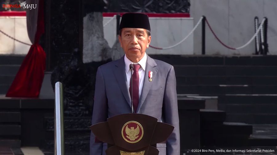 Presiden Joko Widodo sebagai inspektur upacara dalam Upacara Peringatan Hari Kesaktian Pancasila Tahun 2024, di Monumen Lubang Buaya, Jakarta, Selasa (1/10/2024). (Tangkapan Layar Youtube Sekretariat Presiden)