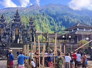 Karya di Pura Pasar Agung, Pendakian ke Gunung Agung Ditutup Dua Bulan