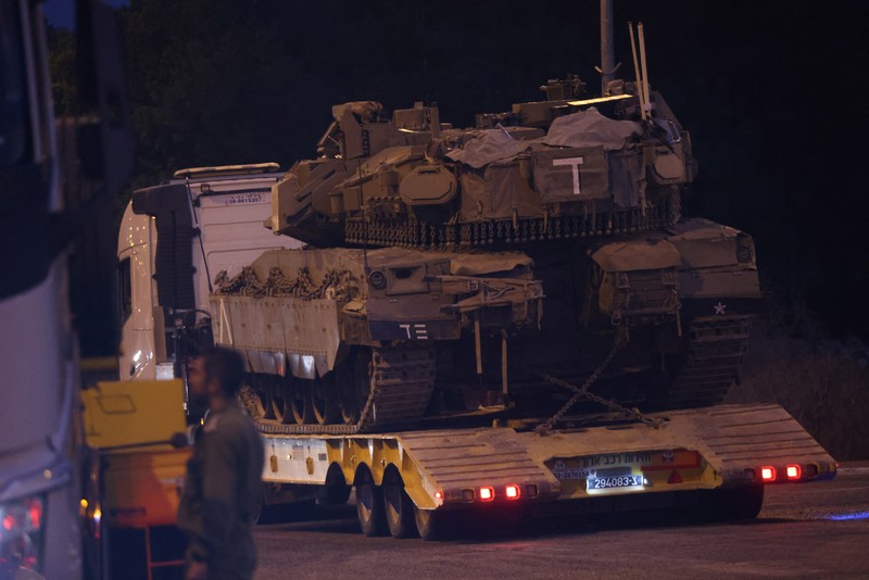 Sebuah tank Angkatan Darat Israel diangkut, di tengah permusuhan lintas perbatasan antara Hizbullah dan Israel, di Israel utara, 1 Oktober 2024. Sebuah tank Angkatan Darat Israel diangkut, di tengah permusuhan lintas perbatasan antara Hizbullah dan Israel, di Israel utara, 1 Oktober 2024. (REUTERS/Jim Urquhart)