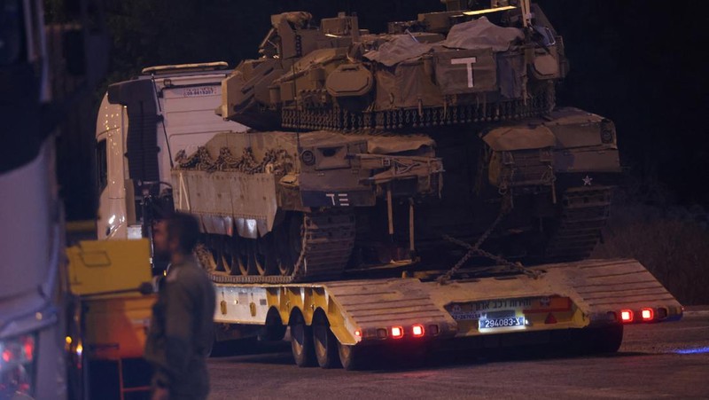 Sebuah tank Angkatan Darat Israel diangkut, di tengah permusuhan lintas perbatasan antara Hizbullah dan Israel, di Israel utara, 1 Oktober 2024. (REUTERS/Jim Urquhart)