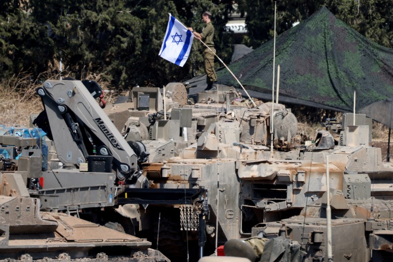Sebuah tank Angkatan Darat Israel diangkut, di tengah permusuhan lintas perbatasan antara Hizbullah dan Israel, di Israel utara, 1 Oktober 2024. Sebuah tank Angkatan Darat Israel diangkut, di tengah permusuhan lintas perbatasan antara Hizbullah dan Israel, di Israel utara, 1 Oktober 2024. (REUTERS/Jim Urquhart)