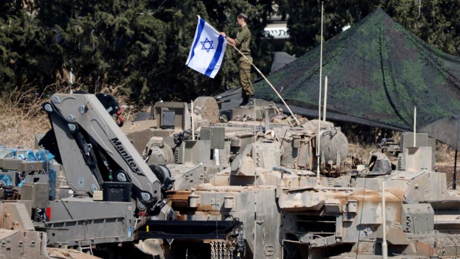Sebuah tank Angkatan Darat Israel diangkut, di tengah permusuhan lintas perbatasan antara Hizbullah dan Israel, di Israel utara, 1 Oktober 2024. (REUTERS/Jim Urquhart)