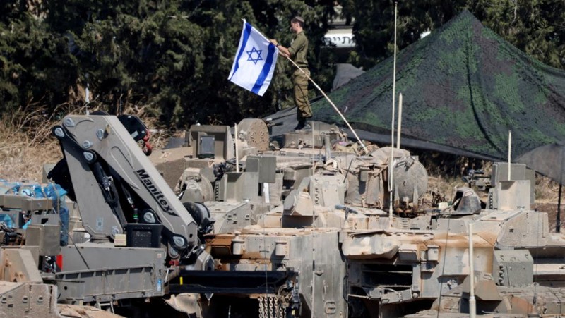 Sebuah tank Angkatan Darat Israel diangkut, di tengah permusuhan lintas perbatasan antara Hizbullah dan Israel, di Israel utara, 1 Oktober 2024. (REUTERS/Jim Urquhart)