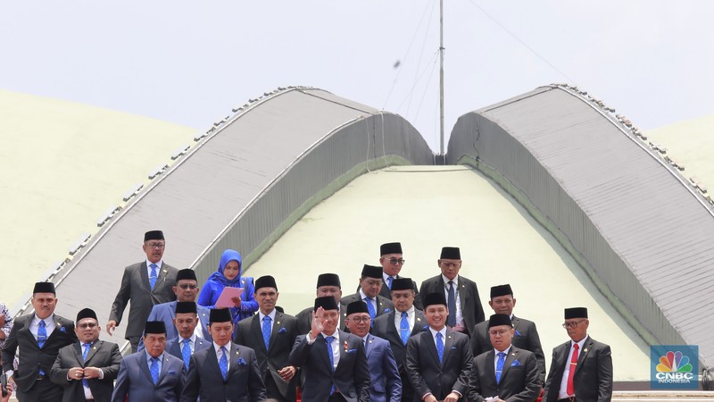 Suaana usai Sidang Pengucapan Sumpah Janji di gedung DPR/MPR RI, Jakarta, Selasa (1/10/2024). (CNBC Indonesia/Muhammad Sabki) Suaana usai Sidang Pengucapan Sumpah Janji di gedung DPR/MPR RI, Jakarta, Selasa (1/10/2024). (CNBC Indonesia/Muhammad Sabki)