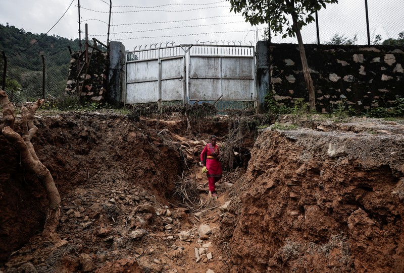 Suasana pasca banjir dan longsor yang melanda desa Bhumidanda, kotamadya Panauti, di Kavre, Nepal, Selasa (1/10/2024). (REUTERS/Navesh Chitrakar) Suasana pasca banjir dan longsor yang melanda desa Bhumidanda, kotamadya Panauti, di Kavre, Nepal, Selasa (1/10/2024). (REUTERS/Navesh Chitrakar)