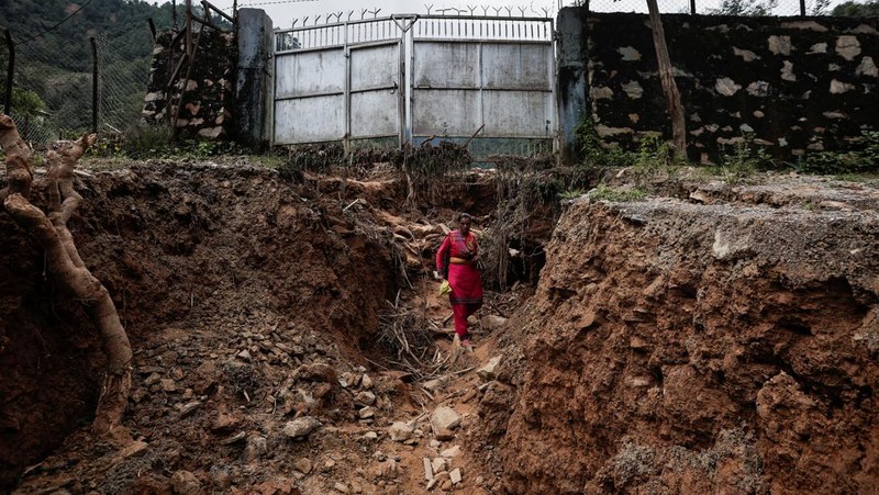 Suasana pasca banjir dan longsor yang melanda desa Bhumidanda, kotamadya Panauti, di Kavre, Nepal, Selasa (1/10/2024). (REUTERS/Navesh Chitrakar)