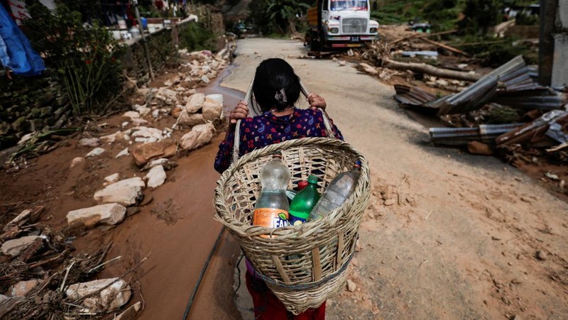 Suasana pasca banjir dan longsor yang melanda desa Bhumidanda, kotamadya Panauti, di Kavre, Nepal, Selasa (1/10/2024). (REUTERS/Navesh Chitrakar)