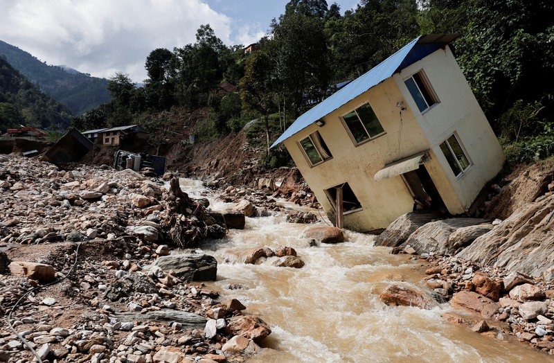 Suasana pasca banjir dan longsor yang melanda desa Bhumidanda, kotamadya Panauti, di Kavre, Nepal, Selasa (1/10/2024). (REUTERS/Navesh Chitrakar)