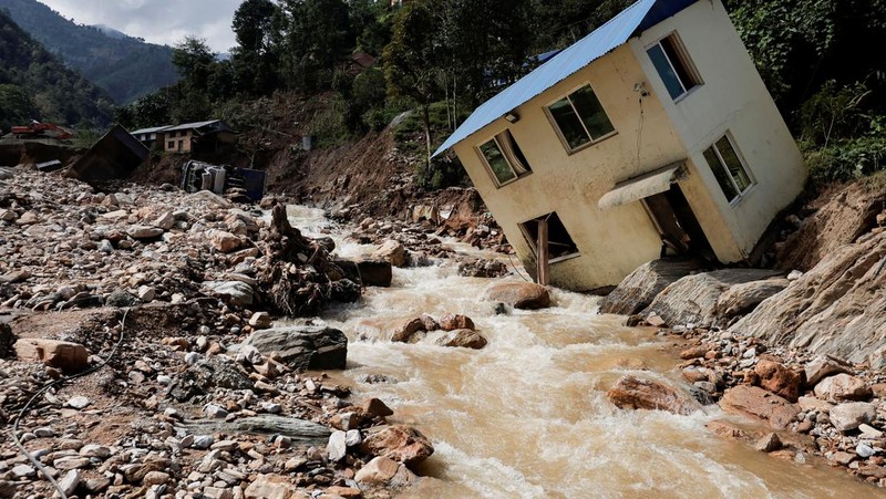 Suasana pasca banjir dan longsor yang melanda desa Bhumidanda, kotamadya Panauti, di Kavre, Nepal, Selasa (1/10/2024). (REUTERS/Navesh Chitrakar)