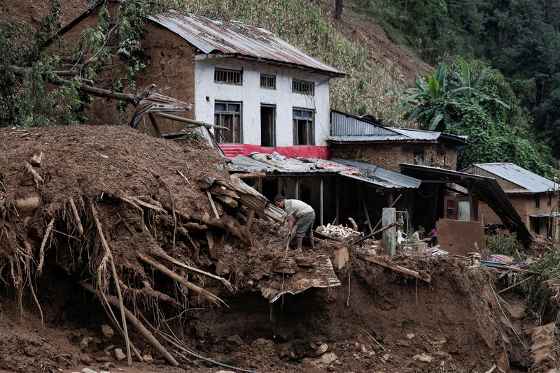 Suasana pasca banjir dan longsor yang melanda desa Bhumidanda, kotamadya Panauti, di Kavre, Nepal, Selasa (1/10/2024). (REUTERS/Navesh Chitrakar)
