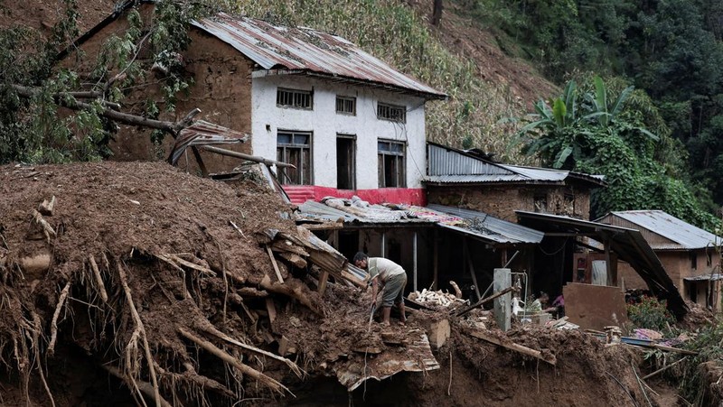 Suasana pasca banjir dan longsor yang melanda desa Bhumidanda, kotamadya Panauti, di Kavre, Nepal, Selasa (1/10/2024). (REUTERS/Navesh Chitrakar)