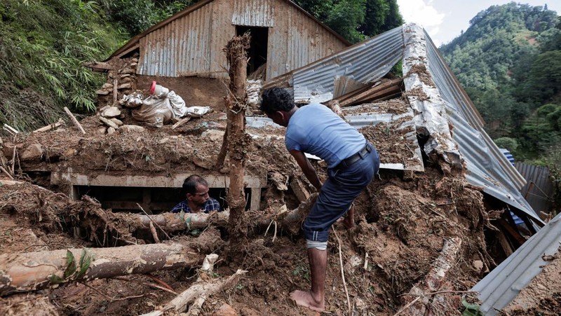 Suasana pasca banjir dan longsor yang melanda desa Bhumidanda, kotamadya Panauti, di Kavre, Nepal, Selasa (1/10/2024). (REUTERS/Navesh Chitrakar)