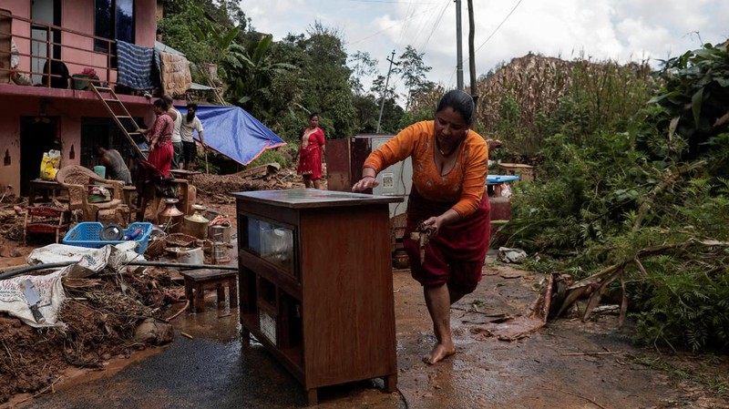 Suasana pasca banjir dan longsor yang melanda desa Bhumidanda, kotamadya Panauti, di Kavre, Nepal, Selasa (1/10/2024). (REUTERS/Navesh Chitrakar)