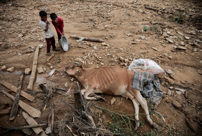 Suasana pasca banjir dan longsor yang melanda desa Bhumidanda, kotamadya Panauti, di Kavre, Nepal, Selasa (1/10/2024). (REUTERS/Navesh Chitrakar)