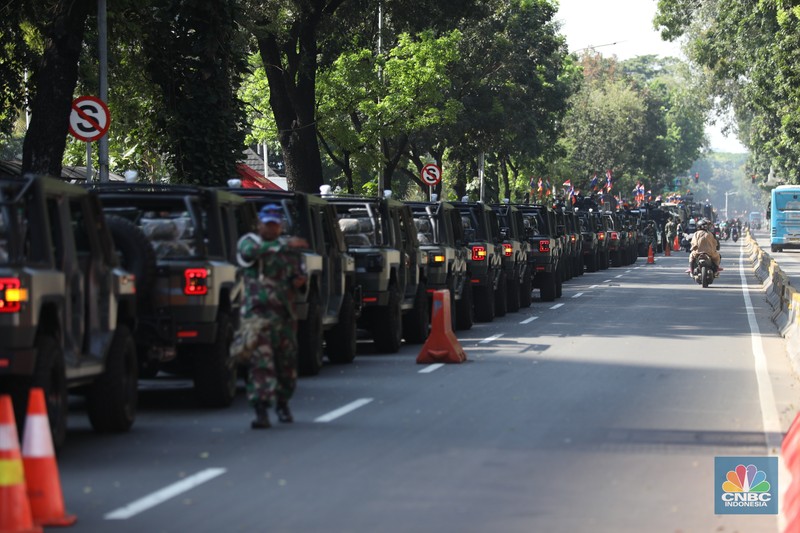 Suasana persiapan jelang peringatan HUT ke-79 di Patung Arjuna Wijaya menuju Monumen Nasional (Monas), Jakarta, Selasa (1/10/2024). (CNBC Indonesia/Tri Susilo) Suasana persiapan jelang peringatan HUT ke-79 di Patung Arjuna Wijaya menuju Monumen Nasional (Monas), Jakarta, Selasa (1/10/2024). (CNBC Indonesia/Tri Susilo)