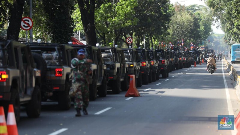 Suasana persiapan jelang peringatan HUT ke-79 di Patung Arjuna  Wijaya menuju Monumen Nasional (Monas), Jakarta, Selasa (1/10/2024). (CNBC Indonesia/Tri Susilo)