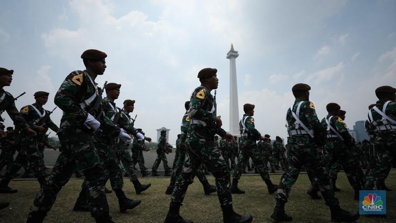 Suasana persiapan jelang peringatan HUT ke-79 di Patung Arjuna  Wijaya menuju Monumen Nasional (Monas), Jakarta, Selasa (1/10/2024). (CNBC Indonesia/Tri Susilo)