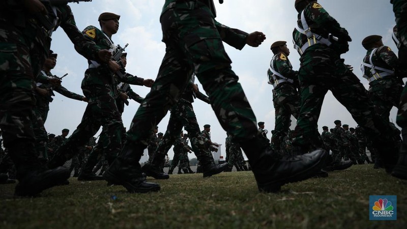 Suasana persiapan jelang peringatan HUT ke-79 di Patung Arjuna  Wijaya menuju Monumen Nasional (Monas), Jakarta, Selasa (1/10/2024). (CNBC Indonesia/Tri Susilo)