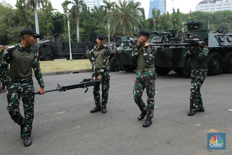Suasana persiapan jelang peringatan HUT ke-79 di Patung Arjuna Wijaya menuju Monumen Nasional (Monas), Jakarta, Selasa (1/10/2024). (CNBC Indonesia/Tri Susilo) Suasana persiapan jelang peringatan HUT ke-79 di Patung Arjuna Wijaya menuju Monumen Nasional (Monas), Jakarta, Selasa (1/10/2024). (CNBC Indonesia/Tri Susilo)