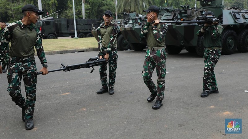 Suasana persiapan jelang peringatan HUT ke-79 di Patung Arjuna  Wijaya menuju Monumen Nasional (Monas), Jakarta, Selasa (1/10/2024). (CNBC Indonesia/Tri Susilo)