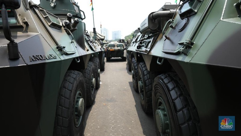 Suasana persiapan jelang peringatan HUT ke-79 di Patung Arjuna  Wijaya menuju Monumen Nasional (Monas), Jakarta, Selasa (1/10/2024). (CNBC Indonesia/Tri Susilo)