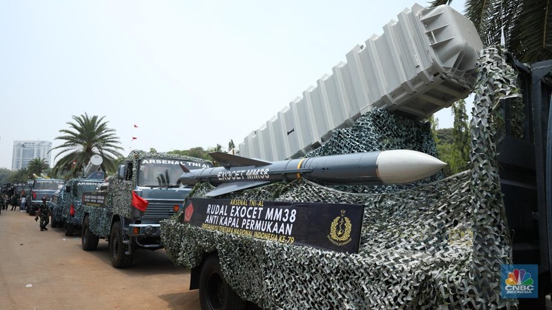 Suasana persiapan jelang peringatan HUT ke-79 di Patung Arjuna  Wijaya menuju Monumen Nasional (Monas), Jakarta, Selasa (1/10/2024). (CNBC Indonesia/Tri Susilo)