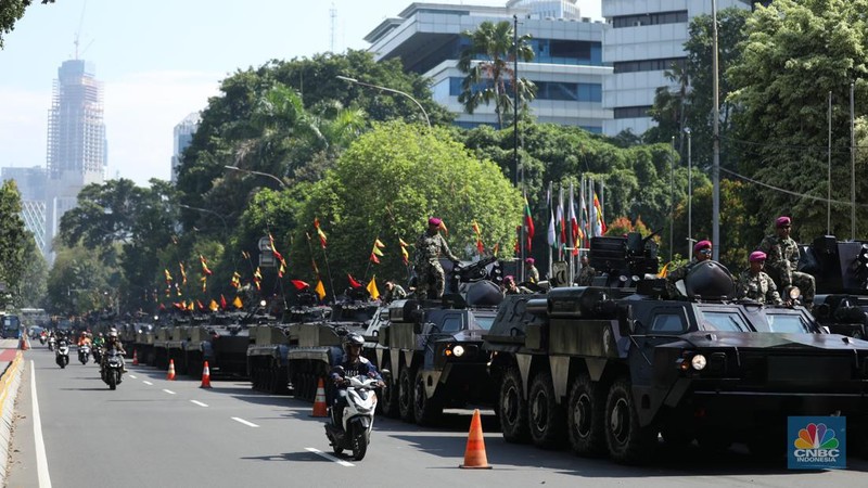 Suasana persiapan jelang peringatan HUT ke-79 di Patung Arjuna  Wijaya menuju Monumen Nasional (Monas), Jakarta, Selasa (1/10/2024). (CNBC Indonesia/Tri Susilo)