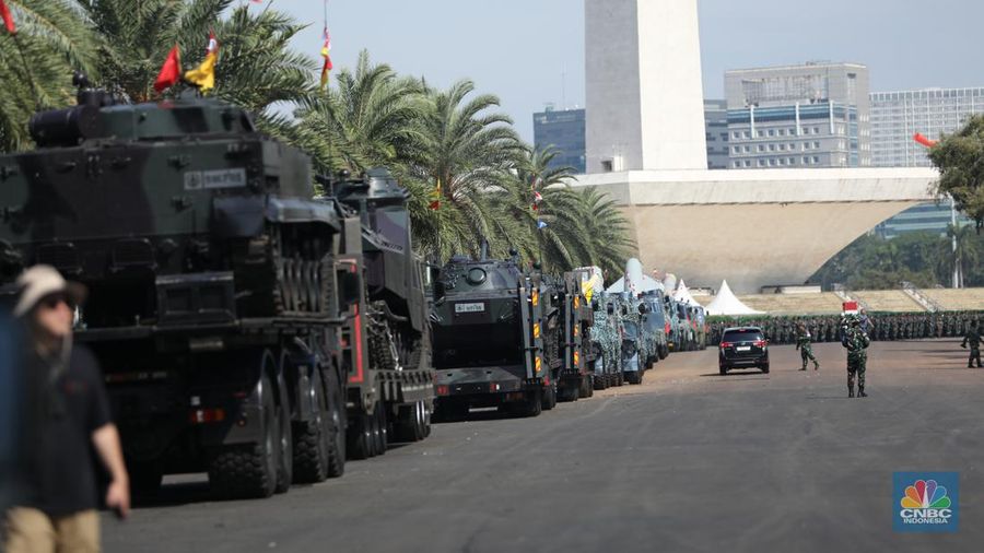 Suasana persiapan jelang peringatan HUT ke-79 di Patung Arjuna  Wijaya menuju Monumen Nasional (Monas), Jakarta, Selasa (1/10/2024). (CNBC Indonesia/Tri Susilo)