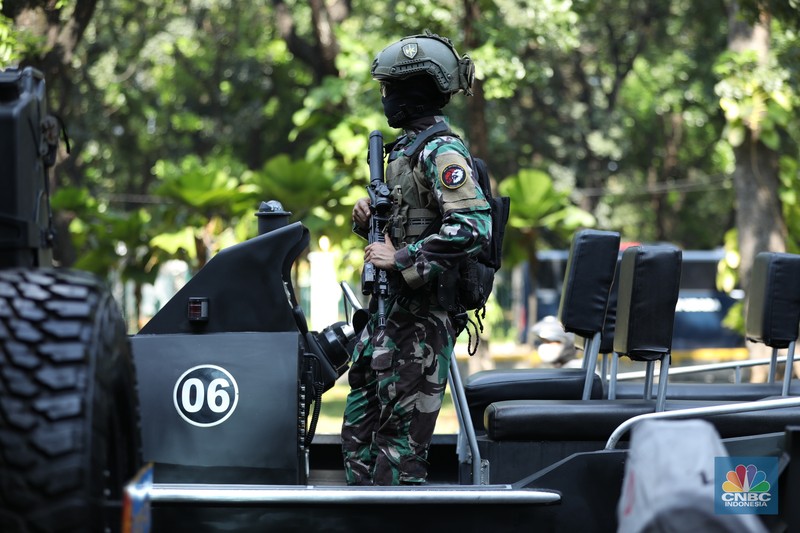 Suasana persiapan jelang peringatan HUT ke-79 di Patung Arjuna Wijaya menuju Monumen Nasional (Monas), Jakarta, Selasa (1/10/2024). (CNBC Indonesia/Tri Susilo) Suasana persiapan jelang peringatan HUT ke-79 di Patung Arjuna Wijaya menuju Monumen Nasional (Monas), Jakarta, Selasa (1/10/2024). (CNBC Indonesia/Tri Susilo)