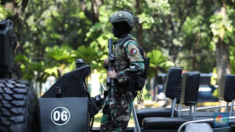 Suasana persiapan jelang peringatan HUT ke-79 di Patung Arjuna  Wijaya menuju Monumen Nasional (Monas), Jakarta, Selasa (1/10/2024). (CNBC Indonesia/Tri Susilo)