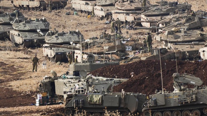 Tentara Israel bekerja di tank di area persiapan di Israel utara dekat perbatasan Israel-Lebanon, Selasa, 1 Oktober 2024. (AP Photo/Baz Ratner)