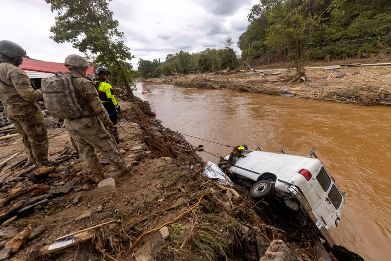 Pemandangan drone menunjukkan kerusakan pada Rute AS 64, menyusul berlalunya Badai Helene, Bat Cave, North Carolina, AS, 30 September 2024. Pemandangan drone menunjukkan kerusakan pada Rute AS 64, menyusul berlalunya Badai Helene, Bat Cave, North Carolina, AS, 30 September 2024. (REUTERS/Marco Bello)