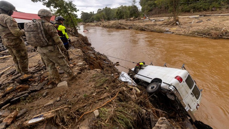 Pemandangan drone menunjukkan kerusakan pada Rute AS 64, menyusul berlalunya Badai Helene, Bat Cave, North Carolina, AS, 30 September 2024. (REUTERS/Marco Bello)